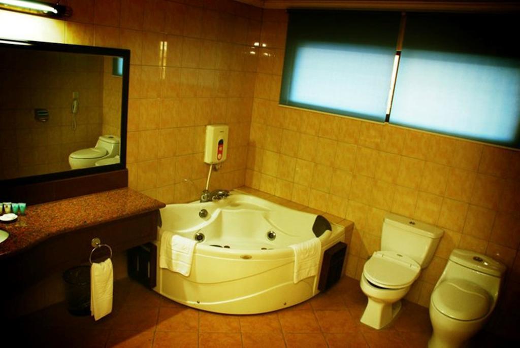 Grand Regal Hotel Bacolod Værelse billede